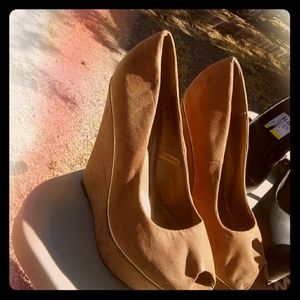 Beautiful suade heels with gold trimming